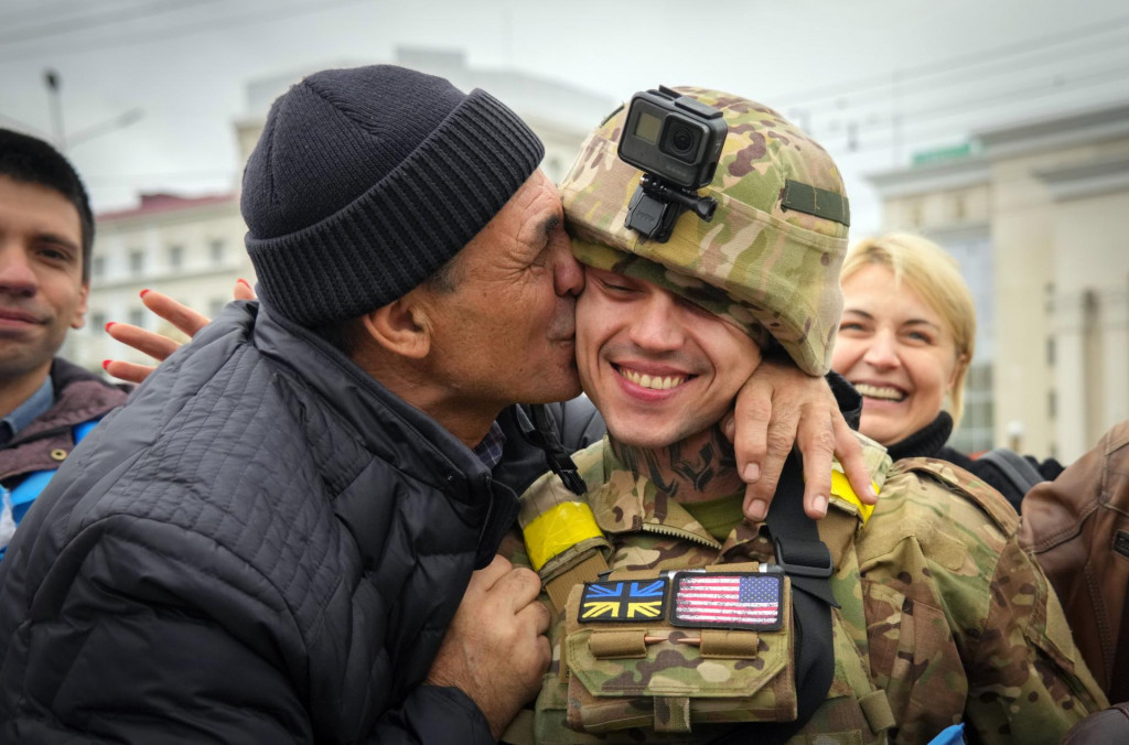 Obyvateľ v&iacute;ta ukrajinsk&eacute;ho vojaka. FOTO: TASR/AP



