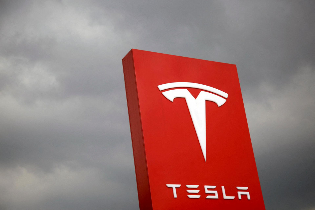 FILE PHOTO: The logo of Tesla is seen in Taipei, Taiwan August 11, 2017. REUTERS/Tyrone Siu/File Photo SNÍMKA: Tyrone Siu