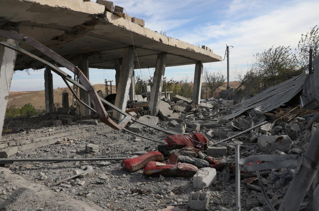 Zničené budovy po tureckých útokoch v Sýrii. FOTO: Reuters