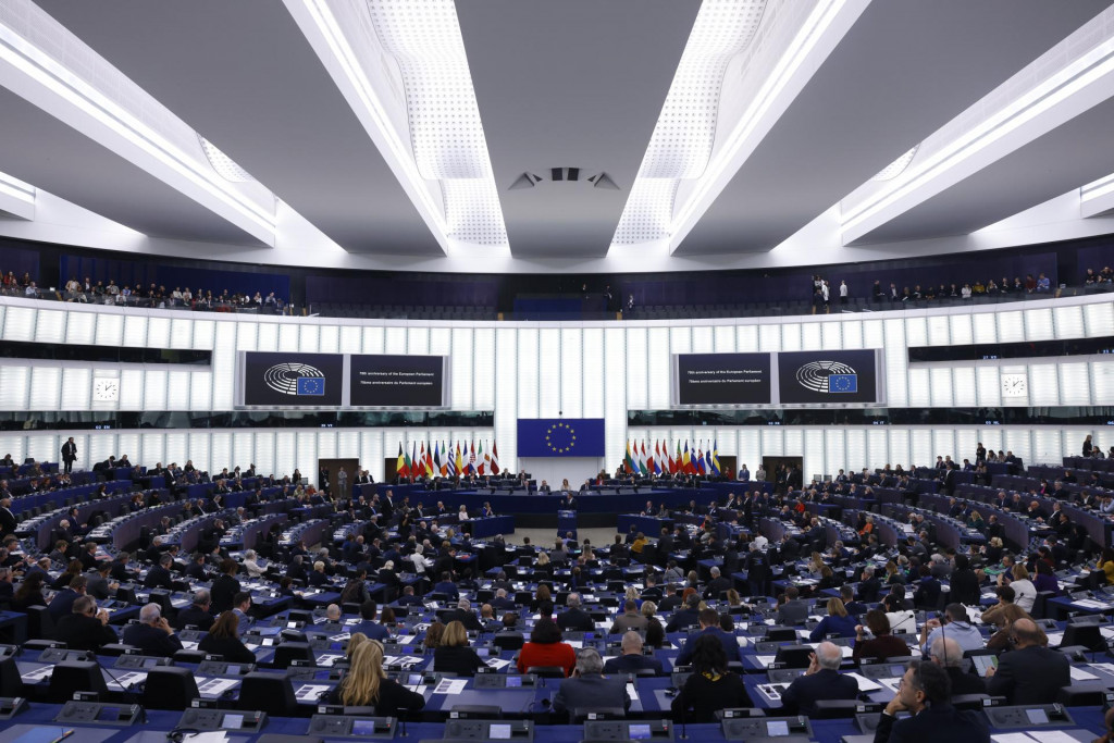 Poslanci Európskeho parlamentu. FOTO: TASR/AP
Members of the European Parliament attend a ceremony marking