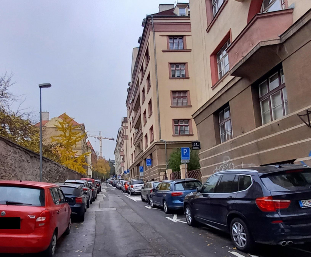 Parkovanie v Bratislavskom Starom Meste. FOTO: HN/Jana Šimíčková