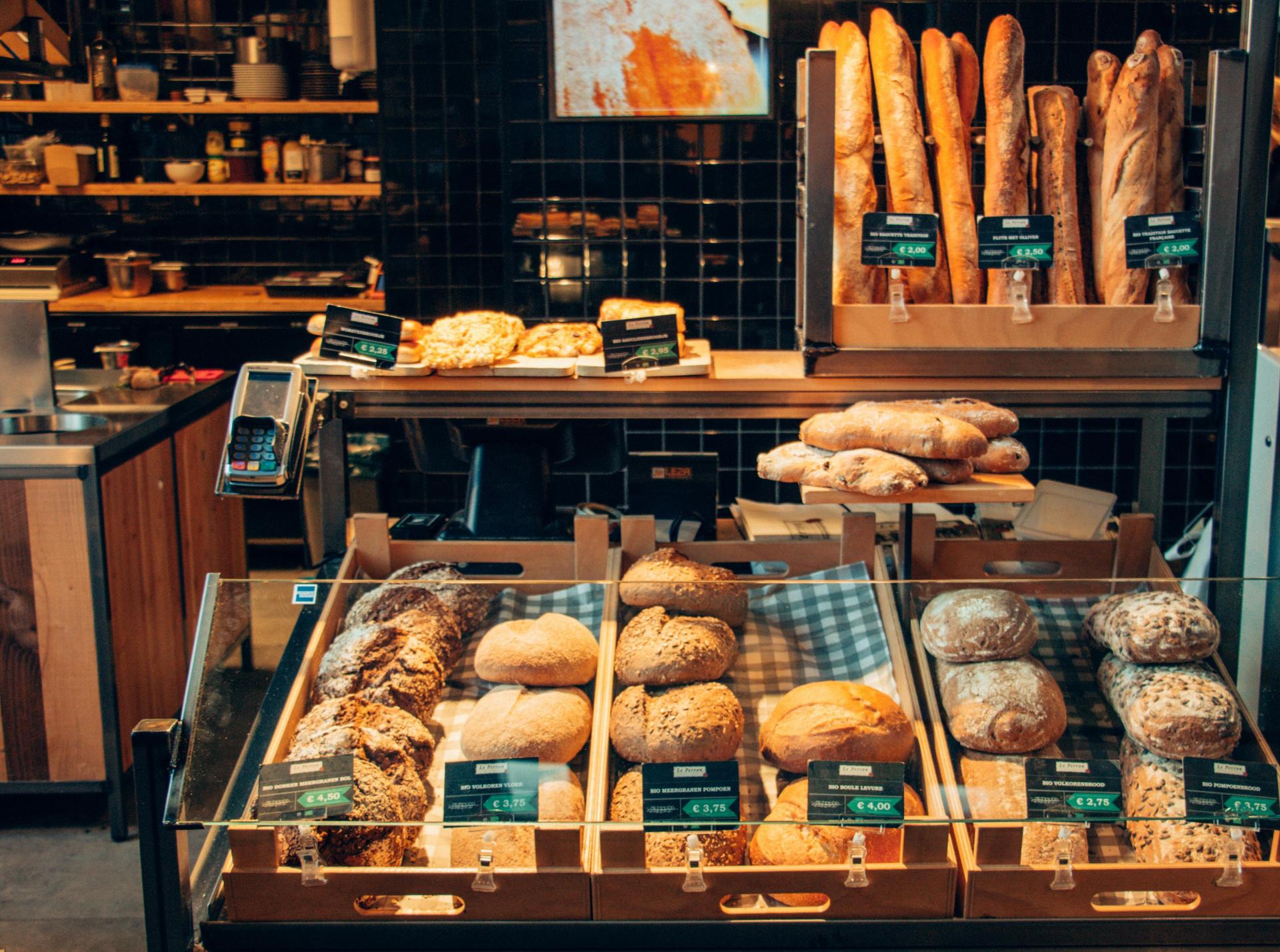 Chlieb prekonal historickú métu dvoch eur. Po Novom roku príde ďalšie zdražovanie, varujú pekári
