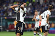 Reakcie nemeckých hráčov po nečakanej prehre s Japonskom boli veľavravné. FOTO: Reuters