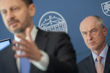 Na snímke v popredí premiér Eduard Heger a v pozadí minister hospodárstva Karel Hirman. FOTO: TASR/M. Baumann