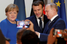 Nemecká kancelárka Angela Merkelová, francúzsky prezident Emmanuel Macron a ruský prezident Vladimir Putin na spoločnej tlačovej konferencii po summite v Normandskom formáte v Paríži, 2019. FOTO: REUTERS