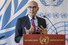 Vysoký komisár OSN pre ľudské práva Volker Türk počas mimoriadneho zasadnutia Rady OSN pre ľudské práva, ktoré sa zaoberalo Iránom. FOTO: TASR/AP