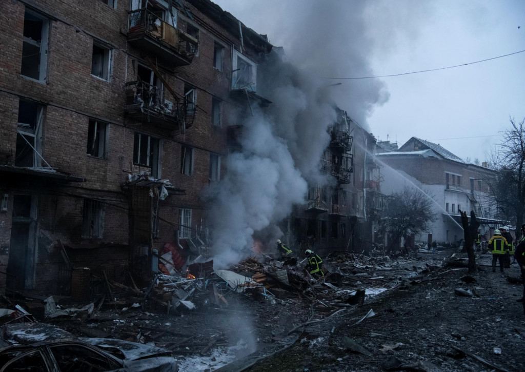 Zasiahnutá obytná budova v blízkosti Kyjeva. FOTO: Reuters