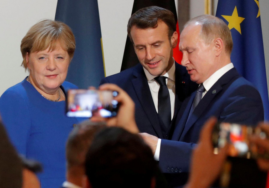 Nemeck&aacute; kancel&aacute;rka Angela Merkelov&aacute;, franc&uacute;zsky prezident Emmanuel Macron a rusk&yacute; prezident Vladimir Putin na spoločnej tlačovej konferencii po summite v Normandskom form&aacute;te v Par&iacute;ži, 2019. FOTO: REUTERS