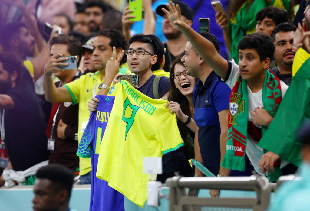 Fanúšik s dresom Richarlisona po zápase Brazílie so Srbskom. FOTO: REUTERS​