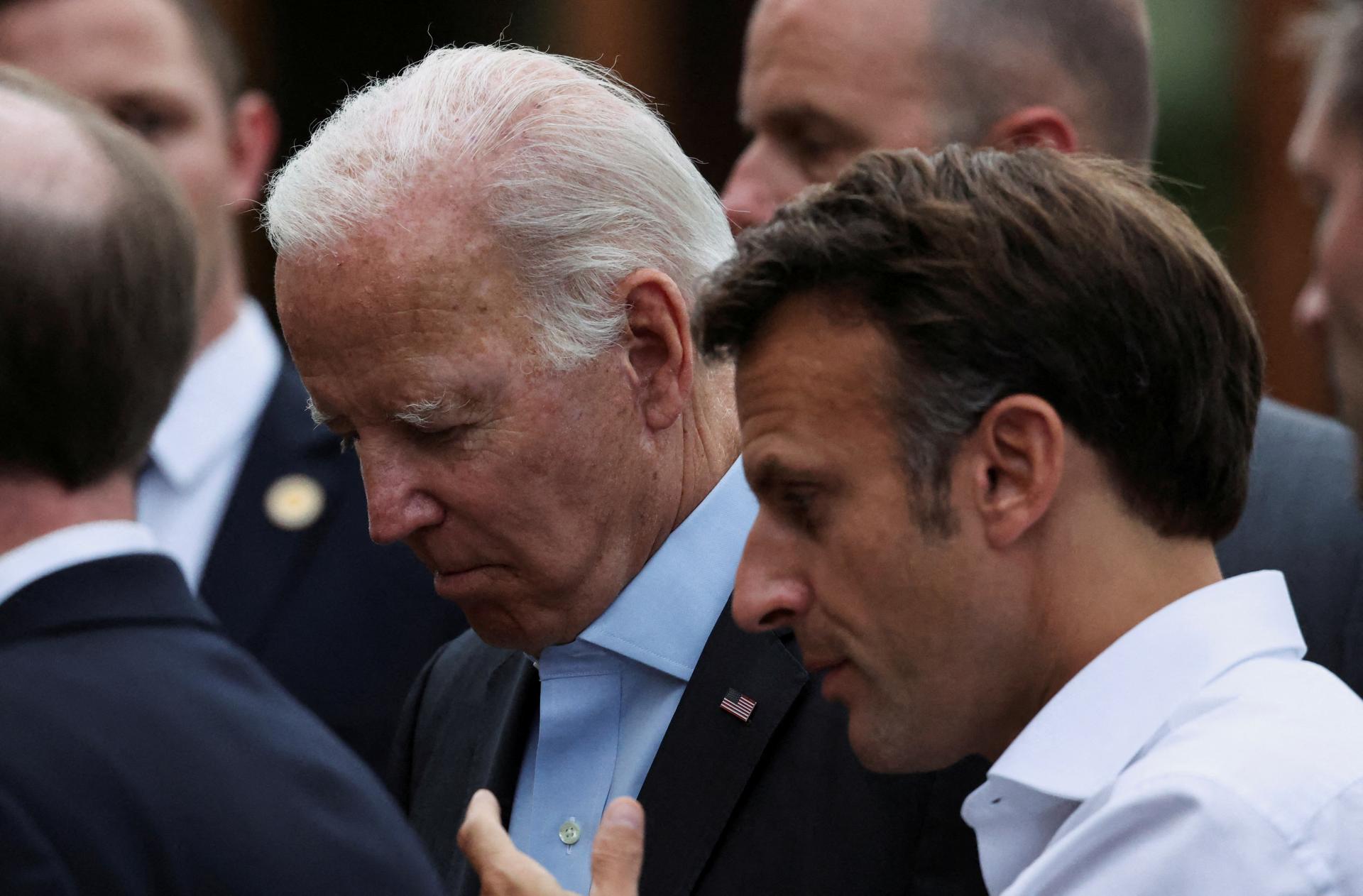 Macron chce hovoriť s Bidenom o obavách Európskej únie zo stimulov pre americký priemysel