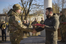 Ukrajinský prezident Volodymyr Zelenskyj vyznamenáva ukrajinského vojaka. FOTO: TASR/AP


