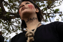 Účastníčka protestu za ženské práva v rámci iránskych protivládnych protestov. FOTO: REUTERS