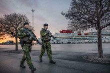 Vojaci z gotlandského pluku hliadkujú v prístave Visby. FOTO: REUTERS