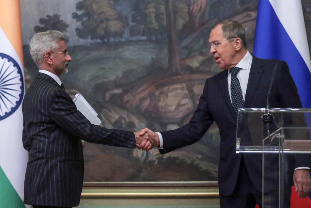 Ruský minister zahraničia Sergej Lavrov a indický minister zahraničia Subrahmanjam Džajšankar. FOTO: REUTERS