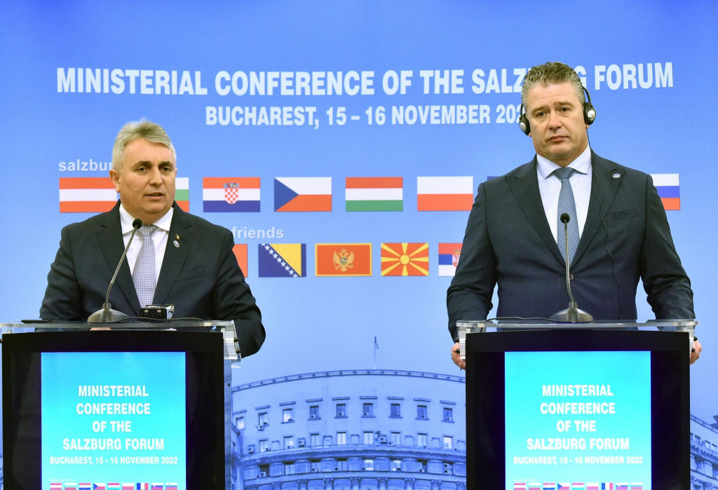 Rumunský minister vnútra Lucian Bode (vľavo) a slovenský minister vnútra Roman Mikulec. FOTO: TASR/Agerpres/Sorin Lupsa
