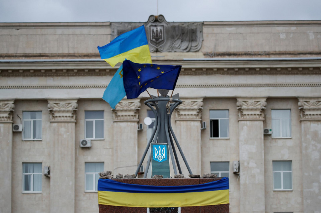 Na vrchole pamätníka v centre Chersonu vyvesili krátko pred oslobodením mesta obyvatelia vlajky Ukrajiny a Európskej únie. FOTO: REUTERS