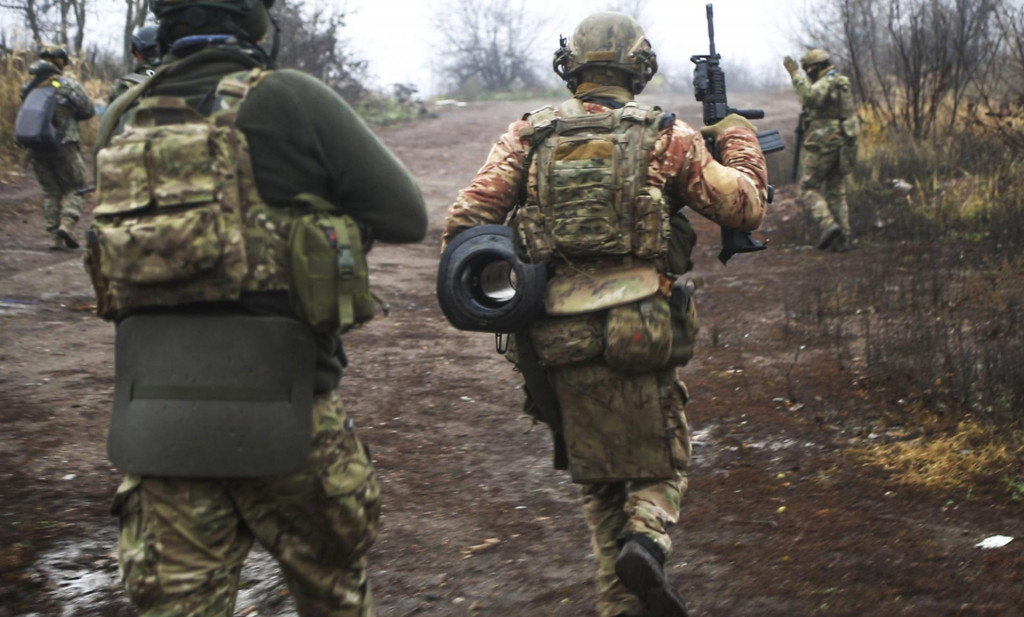 Ukrajinskí vojaci menia svoje pozície na neznámom mieste v Doneckej oblasti na Ukrajine. FOTO: TASR/AP