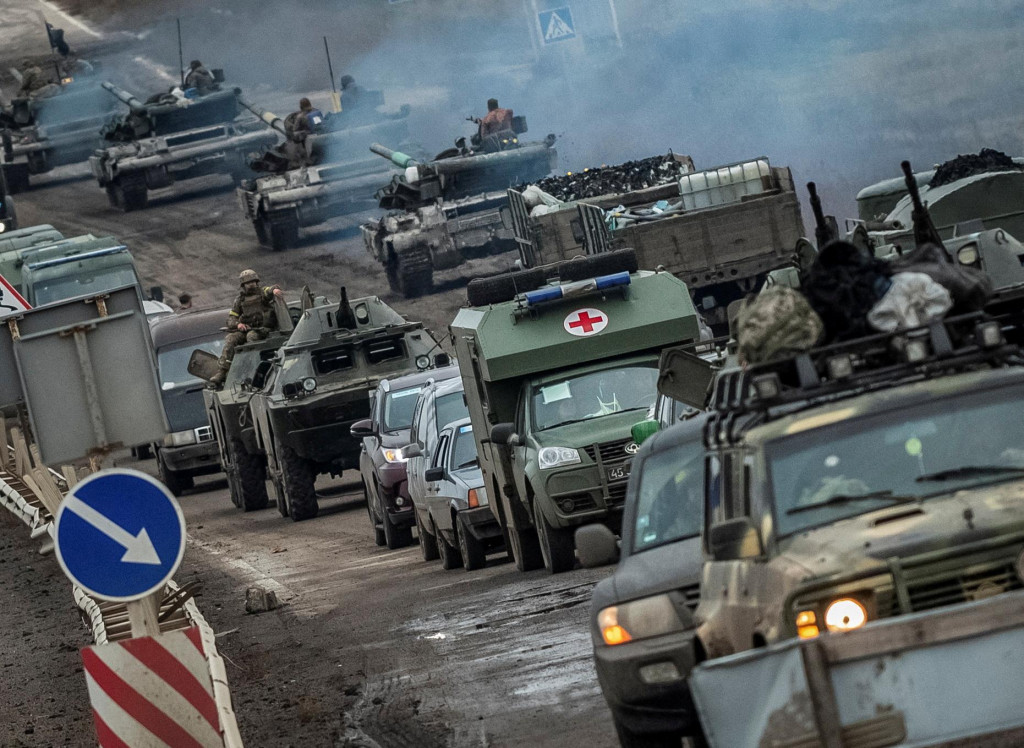 Ukrajinské tanky a vojenské vozidlá v Chersonskej oblasti. FOTO: REUTERS