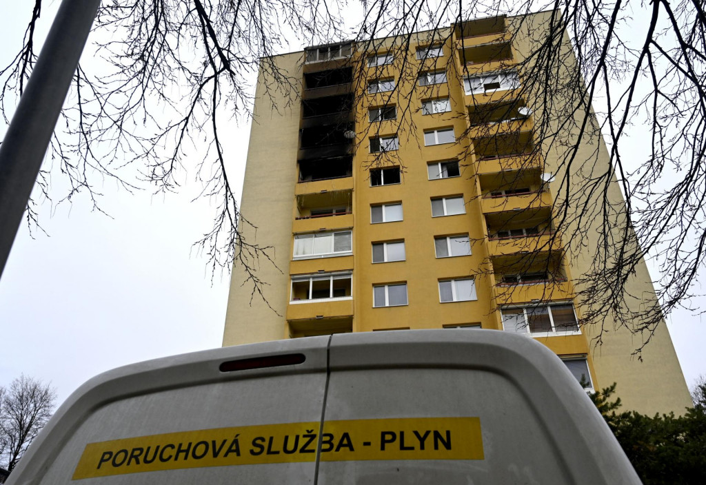Na snímke bytový dom na Prostějovskej ulici v Prešove po požiari, ku ktorému došlo vo štvrtok (24. 11.) pred polnocou. FOTO: TASR/Roman Hanc