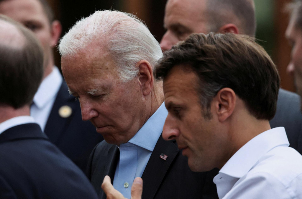 Americký prezident Joe Biden a francúzsky prezident Emmanuel Macron. FOTO: Reuters