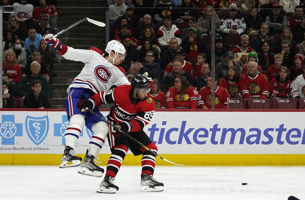 

Ľavé krídlo Montrealu Canadiens Juraj Slafkovský a center Chicaga Blackhawks Andreas Athanasiou. FOTO: Reuters/USA TODAY Sports/David Banks