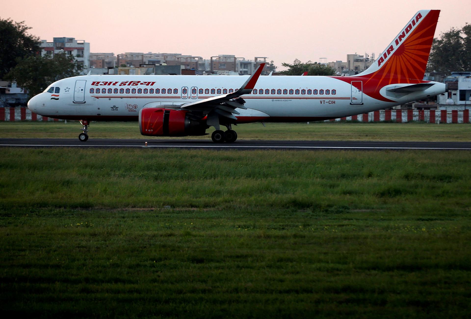Manuál aerolínií Air India vzbudil rozruch. Stevardom zakazuje šediny, letuškám káže nosiť make-up
