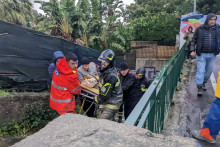 Záchranári pomáhajú zranenej osobe po zosuve pôdy na talianskom dovolenkovom ostrove Ischia. FOTO: REUTERS