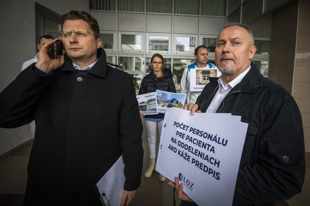 Predseda Z&aacute;kladnej odborovej organiz&aacute;cie J&aacute;n S&yacute;kora a predseda Lek&aacute;rskeho odborov&eacute;ho združenia Peter Visolajsk&yacute;. FOTO: TASR/Jaroslav Nov&aacute;k