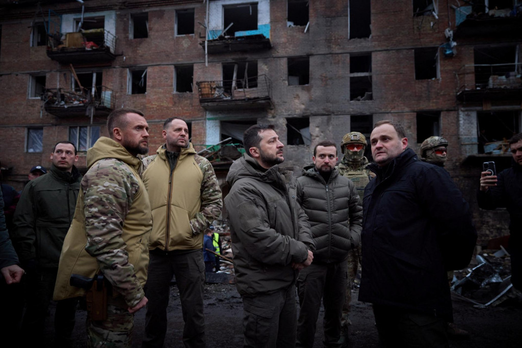 Ukrajinský prezident sa pozerá na následky raketového útoku Ruska na Kyjev. FOTO: REUTERS