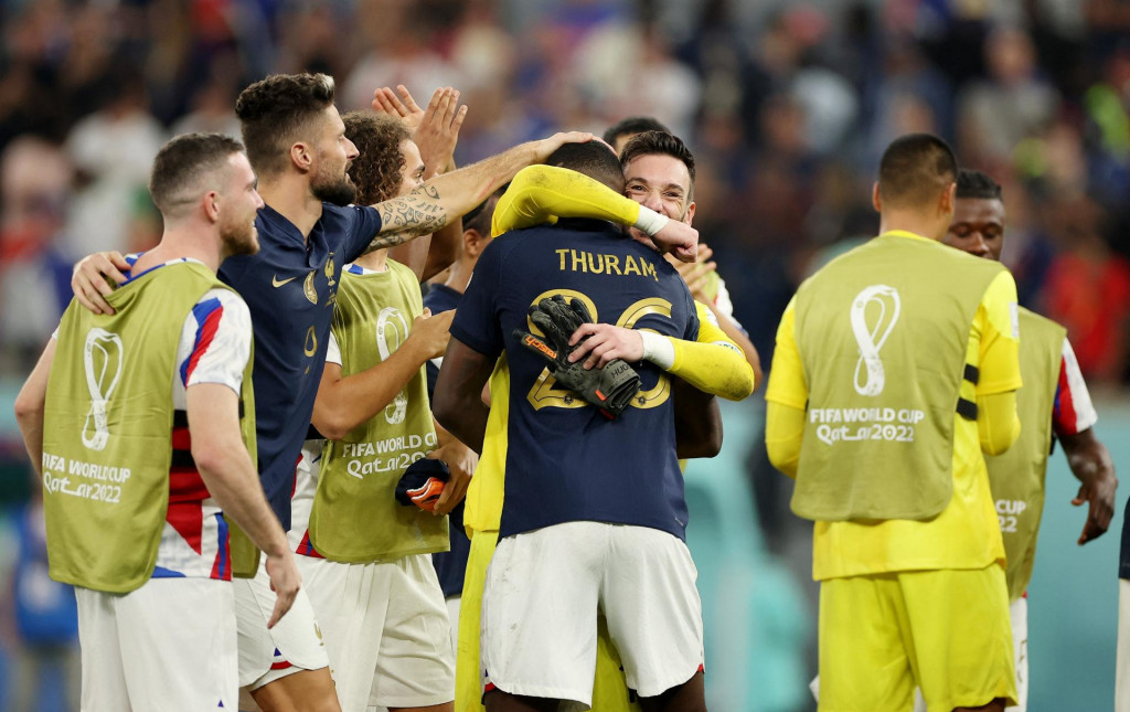 Francúzi Hugo Lloris a Marcus Thuram oslavujú víťazstvo po zápase. FOTO: REUTERS