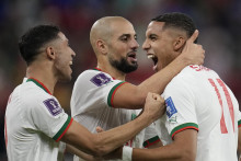 Marocký hráč Abdelhamid Sabiri (vpravo) oslavuje so spoluhráčmi Achrafom Hakimim (vľavo) a Sofyanom Amrabatom gól do siete Belgicka. FOTO: TASR/AP
