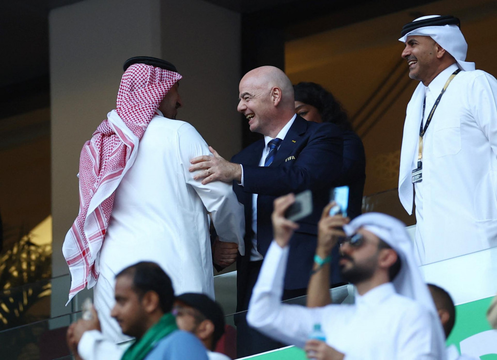 Prezident FIFA Gianni Infantino s arabskou generalitou vo VIP lóži. FOTO: Reuters
