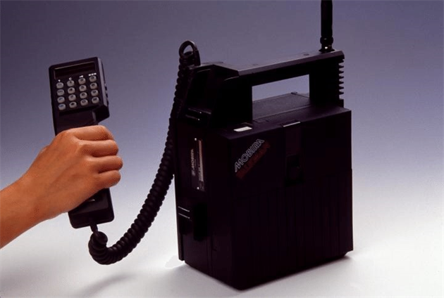 Takto vyzeral mobilný pravek (aj) na Slovensku: V 90. rokoch volal bežný ľud z búdky, mafiáni už mali mobily
