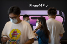 Zákazníci nakupujú počas prvého dňa predaja Iphonu 14 v obchode Apple v Pekingu. FOTO: TASR/AP