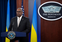 Minister obrany USA Lloyd Austin počas spravodajského brífingu po účasti na virtuálnom stretnutí kontaktnej skupiny pre obranu Ukrajiny. FOTO: REUTERS