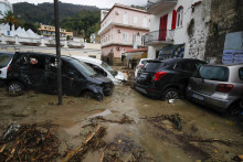 Zničené vozidlá na zaplavenej ulici po silných dažďoch a zosuvoch pôdy v meste Casamicciola na talianskom ostrove Ischia 26. novembra 2022. FOTO: TASR/AP