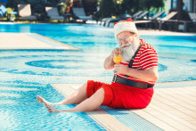Nezdá sa vám čudný Santa v zimnom oblečení pri bazéne?