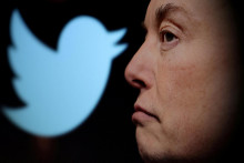 Elon Musk a logo Twiteru. FOTO: Reuters