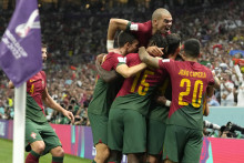Portugalskí hráči sa tešia z gólu spoluhráča Bruna Fernandesa. FOTO: TASR/AP
