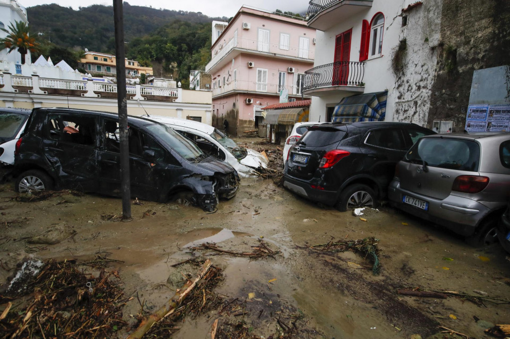 Zničen&eacute; vozidl&aacute; na zaplavenej ulici po siln&yacute;ch dažďoch a zosuvoch p&ocirc;dy v meste Casamicciola na talianskom ostrove Ischia 26. novembra 2022. FOTO: TASR/AP