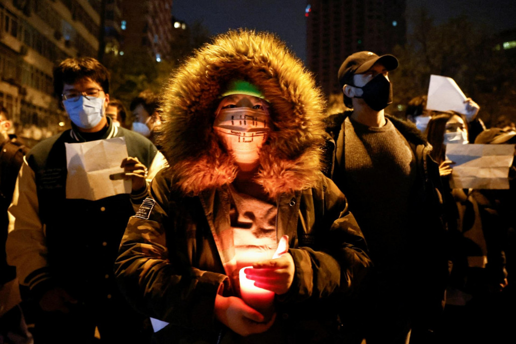 Protest proti tvrdým proticovidovým opatreniam v Pekingu. FOTO: REUTERS