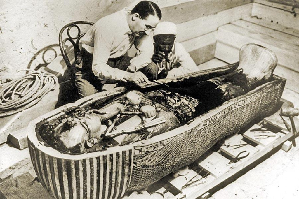 Britský archeológ Howard Carter so svojím asistentom nad sarkofágom faraóna Tutanchamóna.