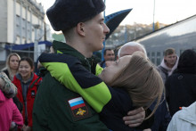 Odvedenec sa lúči s členmi rodiny na železničnej stanici počas odchodu do Sevastopolu na Kryme. FOTO: REUTERS