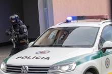 Policajná pred Špecializovaným trestným súdom v Pezinku. FOTO: TASR/Michal Svítok