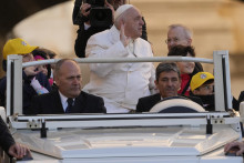 Pápež František prichádza na pravidelnú generálnu audienciu na Námestie sv. Petra vo Vatikáne. FOTO: TASR/AP