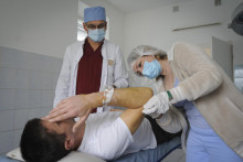 Ukrajinský lekár Oleh Duda vyšetruje pacienta v nemocnici v ukrajinskom meste Ľvov na západe Ukrajiny. FOTO: TASR/AP