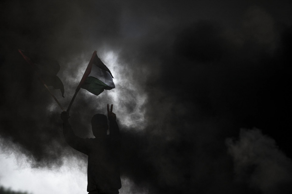 Demonštrant drží palestínsku vlajku počas protestu proti zásahu izraelských síl na okupovanom západnom brehu Jordánu. FOTO: TASR/AP