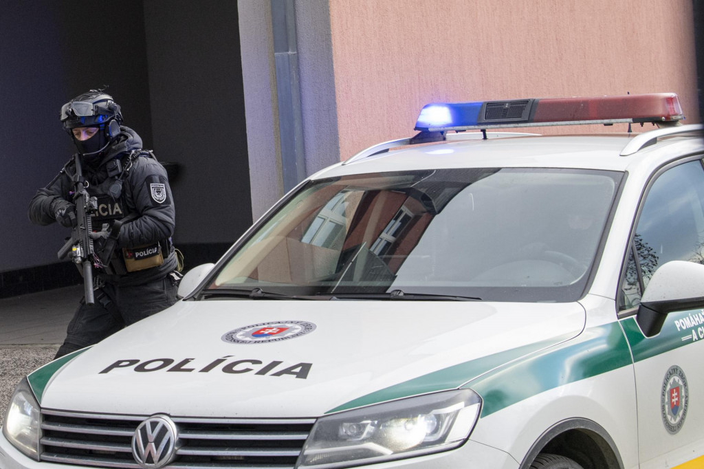 Policajná pred Špecializovaným trestným súdom v Pezinku. FOTO: TASR/Michal Svítok