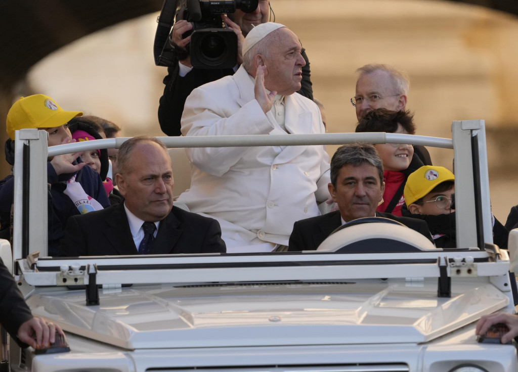 Pápež František prichádza na pravidelnú generálnu audienciu na Námestie sv. Petra vo Vatikáne. FOTO: TASR/AP