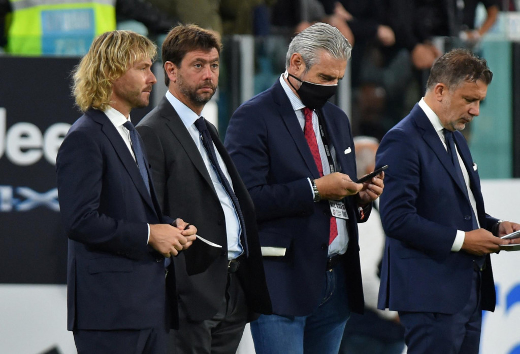 Vo vedení Juventusu skončili viceprezident Pavel Nedvěd (prvý zľava) aj prezident Andrea Agnelli (druhý zľava). FOTO: Reuters
